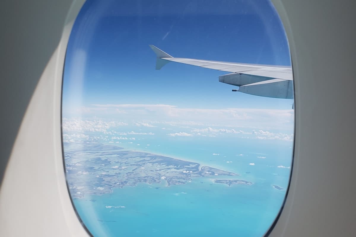 Aripa avionului văzută pe hublou